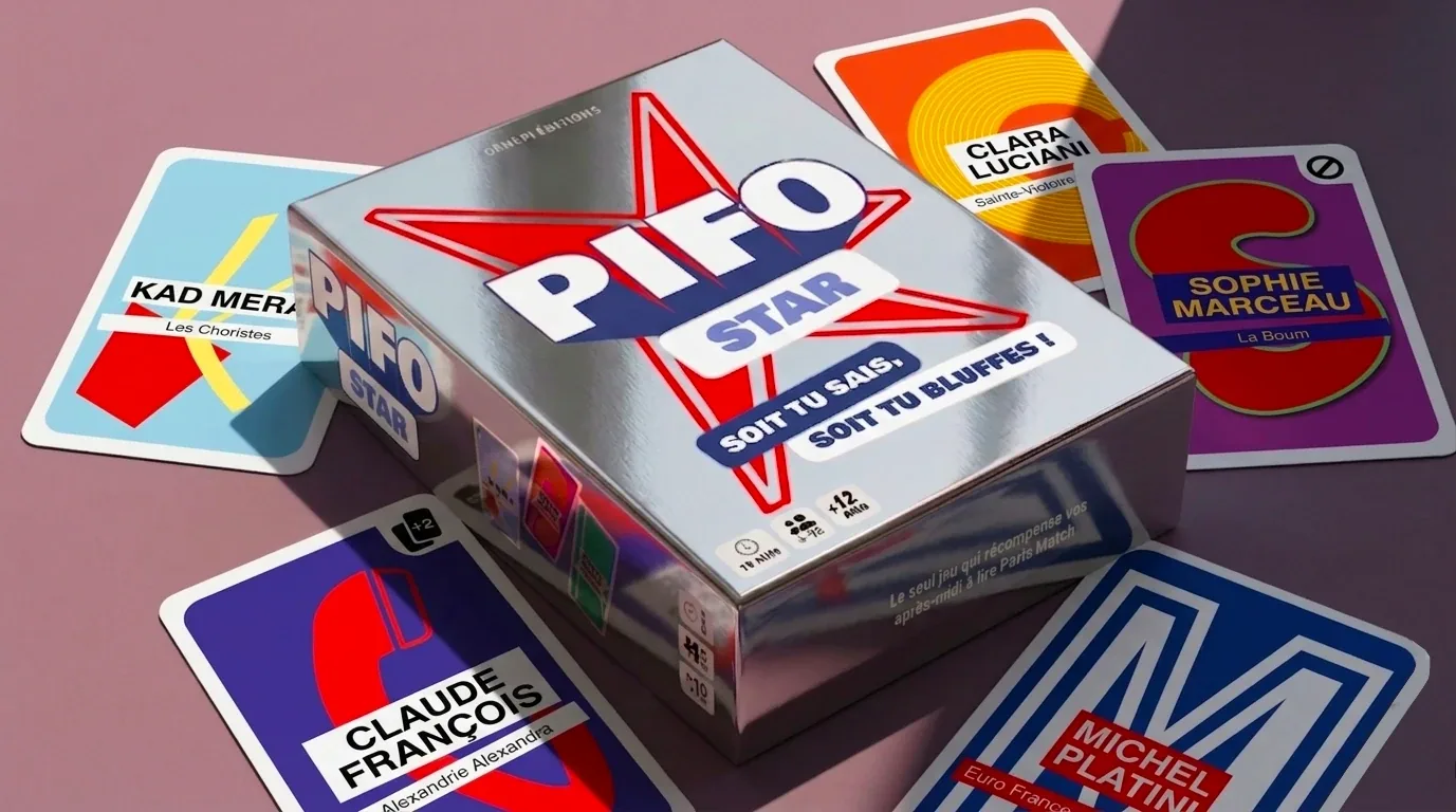 Le coffret PIFO Star de Génépi Éditions entouré de cartes de célébrités : Sophie Marceau, Claude François, Michel Platini, Clara Luciani, Kad Merad