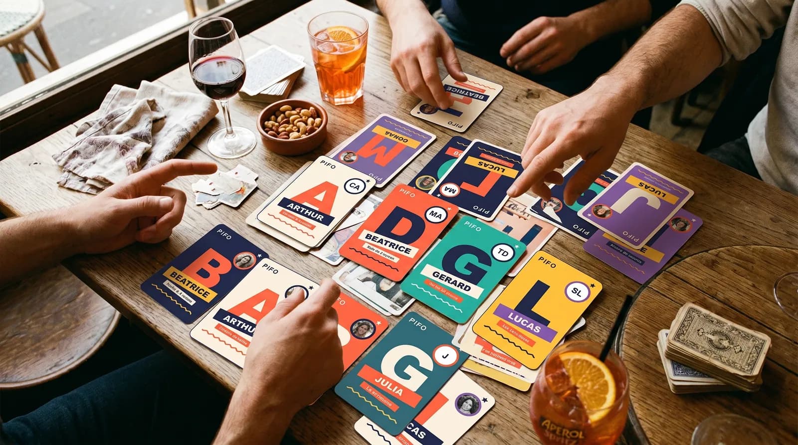 Vue de dessus d’une partie de PIFO entre amis, cartes étalées sur la table